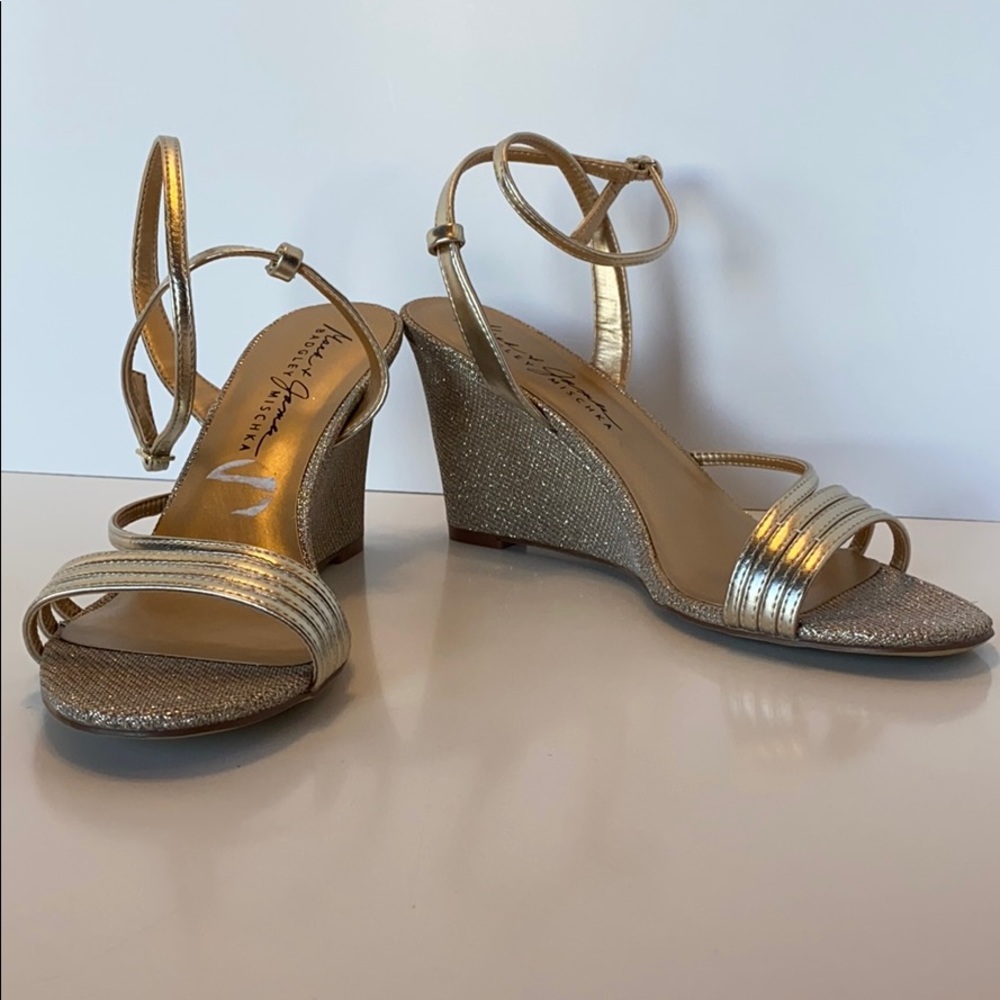 NWOT Badgley Mischka Gold Strappy Wedges (Size 9)